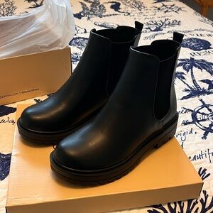 Women’s Lug Sole Low Heel Ankle Boot.   Size 8.5